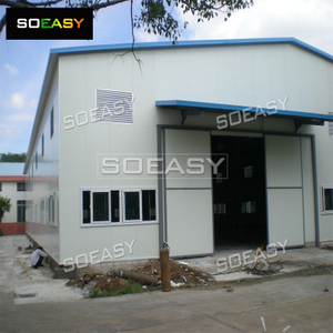 Niebiesko-biała konstrukcja Stell Ob&oacute;z prefabrykowanych pracownik&oacute;w magazynowych